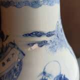 Seltene Vase aus Porzellan mit unterglasurblauem Dekor von Unsterblichen und Knaben - фото 5
