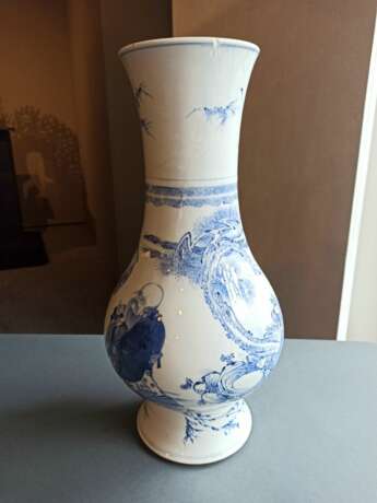 Seltene Vase aus Porzellan mit unterglasurblauem Dekor von Unsterblichen und Knaben - photo 7