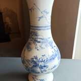Seltene Vase aus Porzellan mit unterglasurblauem Dekor von Unsterblichen und Knaben - Foto 8