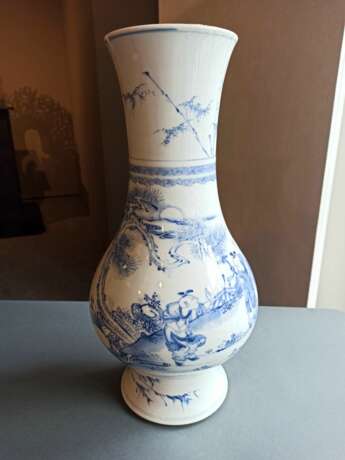 Seltene Vase aus Porzellan mit unterglasurblauem Dekor von Unsterblichen und Knaben - photo 8