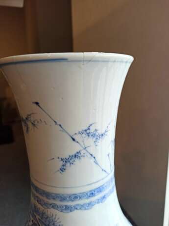 Seltene Vase aus Porzellan mit unterglasurblauem Dekor von Unsterblichen und Knaben - photo 9