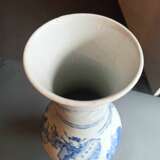 Seltene Vase aus Porzellan mit unterglasurblauem Dekor von Unsterblichen und Knaben - Foto 10