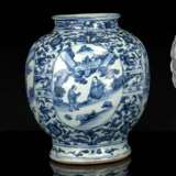 Unterglasurblau dekorierter Schultertopf 'guan' aus Porzellan mit figuralen Medaillons von Gelehrten und dichtem Päoniendekor - photo 1