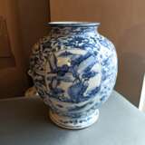 Unterglasurblau dekorierter Schultertopf 'guan' aus Porzellan mit figuralen Medaillons von Gelehrten und dichtem Päoniendekor - Foto 2