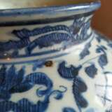 Unterglasurblau dekorierter Schultertopf 'guan' aus Porzellan mit figuralen Medaillons von Gelehrten und dichtem Päoniendekor - Foto 3