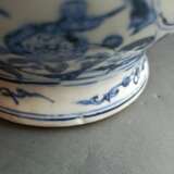 Unterglasurblau dekorierter Schultertopf 'guan' aus Porzellan mit figuralen Medaillons von Gelehrten und dichtem Päoniendekor - photo 4