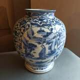 Unterglasurblau dekorierter Schultertopf 'guan' aus Porzellan mit figuralen Medaillons von Gelehrten und dichtem Päoniendekor - photo 5