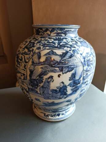 Unterglasurblau dekorierter Schultertopf 'guan' aus Porzellan mit figuralen Medaillons von Gelehrten und dichtem Päoniendekor - photo 6