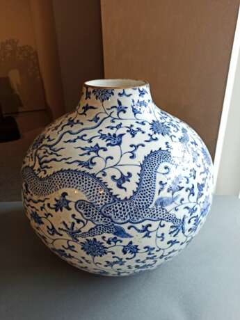 Gebauchte unterglasurblaue Drachenvase aus Porzellan - Foto 3