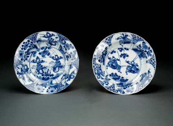 Paar Teller mit unterglasurblauem Dekor mit Szenen aus dem Roman Yangjiajiang (Generäle der Familie Yang) - фото 1