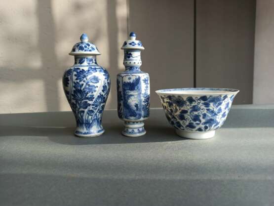 Paar Teller mit unterglasurblauem Dekor mit Szenen aus dem Roman Yangjiajiang (Generäle der Familie Yang) - Foto 3