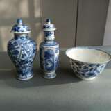 Paar Teller mit unterglasurblauem Dekor mit Szenen aus dem Roman Yangjiajiang (Generäle der Familie Yang) - фото 4
