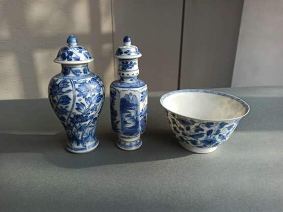 Paar Teller mit unterglasurblauem Dekor mit Szenen aus dem Roman Yangjiajiang (Generäle der Familie Yang) - Foto 4
