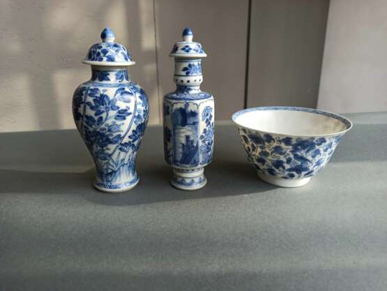 Paar Teller mit unterglasurblauem Dekor mit Szenen aus dem Roman Yangjiajiang (Generäle der Familie Yang) - Foto 5