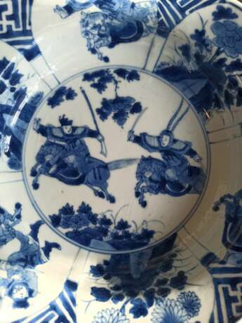 Paar Teller mit unterglasurblauem Dekor mit Szenen aus dem Roman Yangjiajiang (Generäle der Familie Yang) - фото 7
