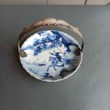 Blütenförmiger Teller mit unterglasurblauem Dekor einer Reiterszene mit montiertem Silberhenkel - фото 3