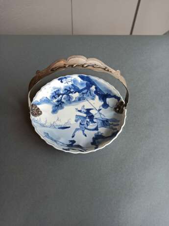 Blütenförmiger Teller mit unterglasurblauem Dekor einer Reiterszene mit montiertem Silberhenkel - photo 3