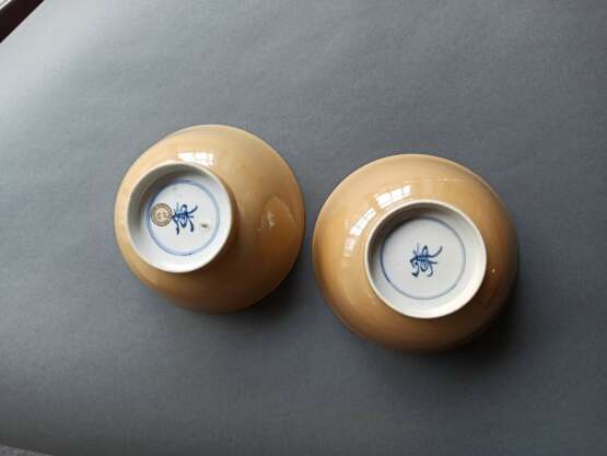 Paar unterglasurblau dekorierte Schalen mit 'Café-au-Lait'-Glasur auf der Aussenseite aus der Sammlung Goldschlager - Foto 2
