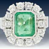 Ring: klassischer vintage Smaragd/Brillantring, ehemals sehr teure Goldschmiedearbeit, ca.1,4ct feine Brillanten - фото 1