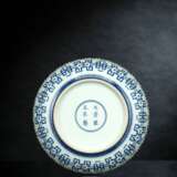 Seltener kaiserlicher Teller aus Porzellan mit Dekor von Pfirsichen und Gitterwerk in Unterglasurblau - photo 1