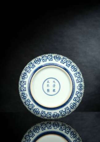 Seltener kaiserlicher Teller aus Porzellan mit Dekor von Pfirsichen und Gitterwerk in Unterglasurblau - Foto 1