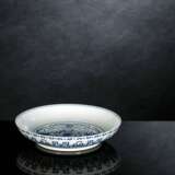 Seltener kaiserlicher Teller aus Porzellan mit Dekor von Pfirsichen und Gitterwerk in Unterglasurblau - photo 3