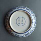 Seltener kaiserlicher Teller aus Porzellan mit Dekor von Pfirsichen und Gitterwerk in Unterglasurblau - photo 4