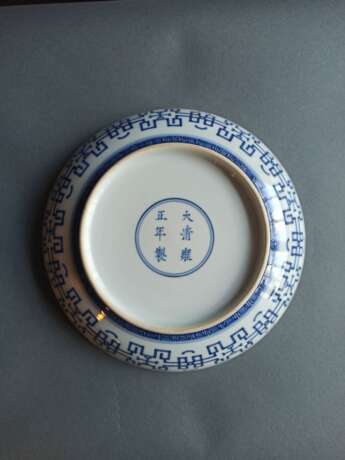 Seltener kaiserlicher Teller aus Porzellan mit Dekor von Pfirsichen und Gitterwerk in Unterglasurblau - Foto 4