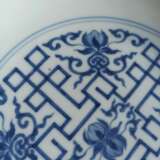 Seltener kaiserlicher Teller aus Porzellan mit Dekor von Pfirsichen und Gitterwerk in Unterglasurblau - photo 5