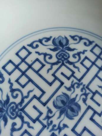 Seltener kaiserlicher Teller aus Porzellan mit Dekor von Pfirsichen und Gitterwerk in Unterglasurblau - Foto 5