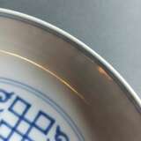 Seltener kaiserlicher Teller aus Porzellan mit Dekor von Pfirsichen und Gitterwerk in Unterglasurblau - photo 6