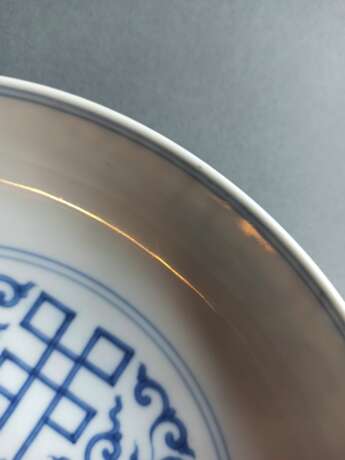 Seltener kaiserlicher Teller aus Porzellan mit Dekor von Pfirsichen und Gitterwerk in Unterglasurblau - Foto 6