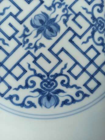 Seltener kaiserlicher Teller aus Porzellan mit Dekor von Pfirsichen und Gitterwerk in Unterglasurblau - photo 7