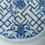 Seltener kaiserlicher Teller aus Porzellan mit Dekor von Pfirsichen und Gitterwerk in Unterglasurblau - фото 7