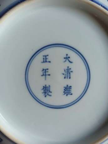 Seltener kaiserlicher Teller aus Porzellan mit Dekor von Pfirsichen und Gitterwerk in Unterglasurblau - Foto 8