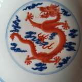 Feiner Drachenteller in Unterglasurblau und Eisenrot dekoriert - Foto 8