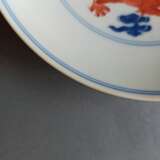Feiner Drachenteller in Unterglasurblau und Eisenrot dekoriert - фото 9