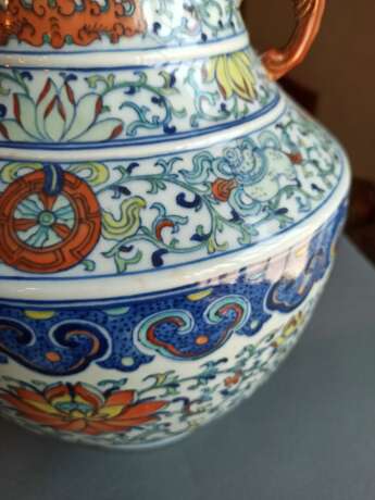 'Doucai'-Lotosvase aus Porzellan mit Fledermäusen und buddhistischen Emblemen - фото 10