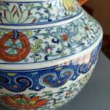 'Doucai'-Lotosvase aus Porzellan mit Fledermäusen und buddhistischen Emblemen - photo 10