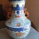 'Doucai'-Lotosvase aus Porzellan mit Fledermäusen und buddhistischen Emblemen - Foto 2