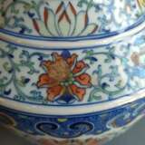 'Doucai'-Lotosvase aus Porzellan mit Fledermäusen und buddhistischen Emblemen - photo 3