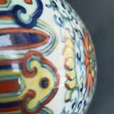 'Doucai'-Lotosvase aus Porzellan mit Fledermäusen und buddhistischen Emblemen - фото 6