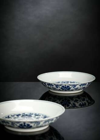 Paar feine kaiserliche unterglasurblau dekorierte Teller mit Lotos und Rankwerk - Foto 6
