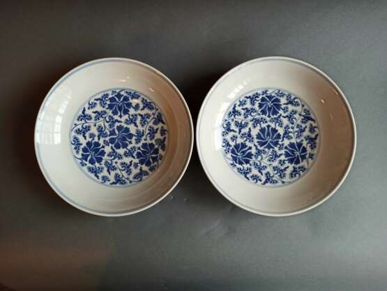 Paar feine kaiserliche unterglasurblau dekorierte Teller mit Lotos und Rankwerk - Foto 7