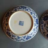 Paar feine kaiserliche unterglasurblau dekorierte Teller mit Lotos und Rankwerk - Foto 10