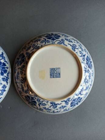 Paar feine kaiserliche unterglasurblau dekorierte Teller mit Lotos und Rankwerk - Foto 11