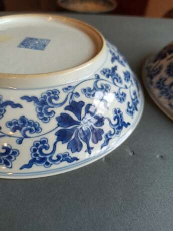 Paar feine kaiserliche unterglasurblau dekorierte Teller mit Lotos und Rankwerk - Foto 14