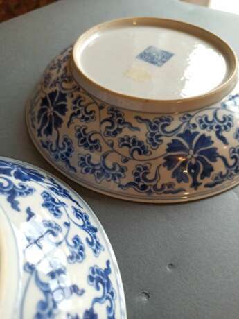Paar feine kaiserliche unterglasurblau dekorierte Teller mit Lotos und Rankwerk - Foto 16