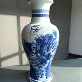 Unterglasurblaue Vase mit Dekor von Fabeltieren auf Felsen zwischen Wellen - фото 2