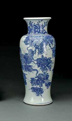 Vase mit unterglasurblauem Dekor von Eichhörnchen und Traubenranken - Foto 1